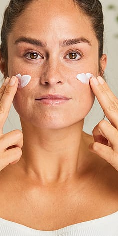 žena si aplikuje pleťovou masku