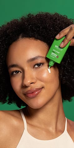 žena drží v rukách skin food sérum