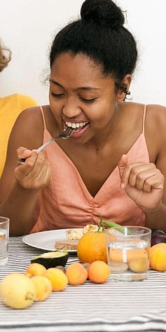 Frau am Tisch beim Essen