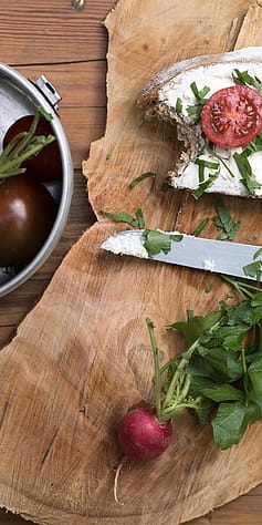 Brotzeitbrett mit Tomaten