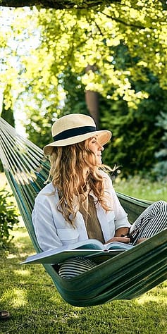 Frau sitzt in der Haengematte