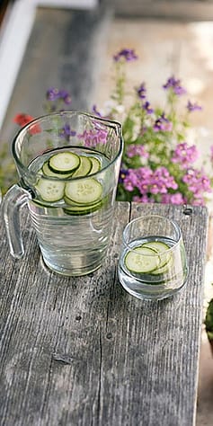 Ein Krug mit Wasser und Gurkenscheiben