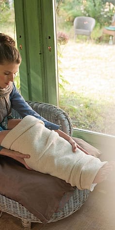 Frau macht Wadenwickel