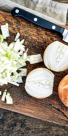Gehackte Zwiebeln auf einem Holzbrett