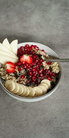 Hirse mit Bananen in einer Schüssel