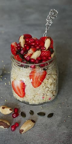 Hirse mit Erdbeeren in einem Glas