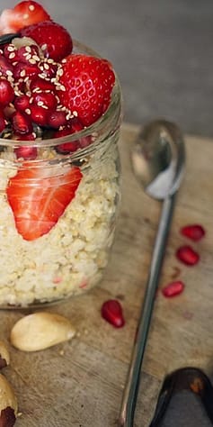 Hirse mit Erdbeeren in einem Glas