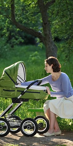 Mutter mit Kinderwagen