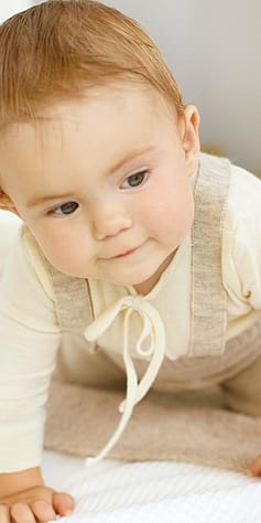 bébé à quatre pattes