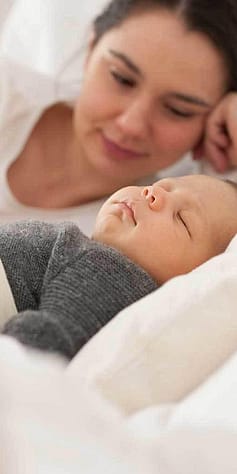 bébé dort à coté de sa maman