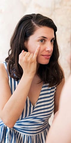 mujer maquillándose