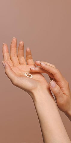 Mixing the drops in the hand