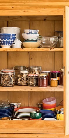 Küchenschrank mit Geschirr und Esswaren
