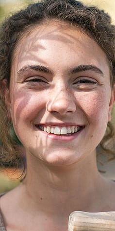 Junge Frau lächelt in die Kamera