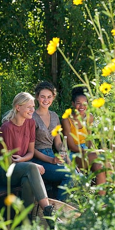 Drei lächelnde junge Frauen