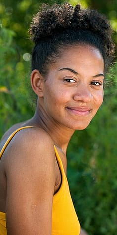 Lächelnde junge Frau