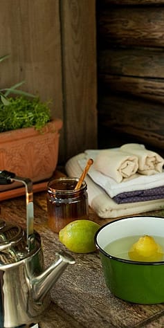 Heisses Wasser und Zitronen