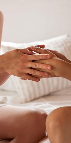 Sich gegenseitig die Hände Massieren