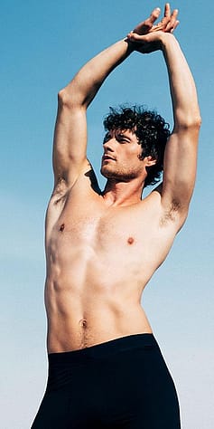 Mann macht Dehnuebungen