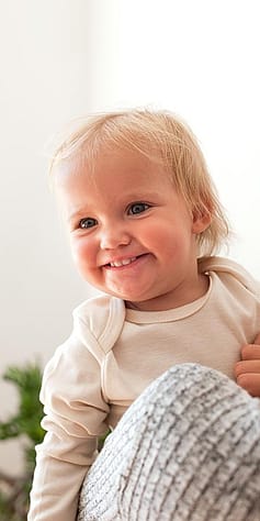 Laechelndes Kleinkind mit Milchzaehnen