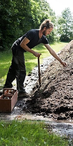 Gärtner schaufelt Erde