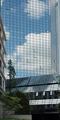 mirroreffected building