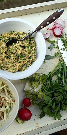 Blick von oben auf die zubereitete Burgermasse und Kohlrabi-Salat