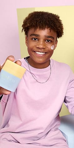 Ung kille som håller i minLen produkt