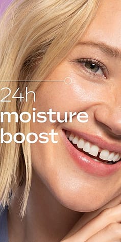 Glad tjej i närbild med text 24h moister boost