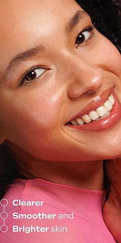 Glad tjej med text Clearer, smoother and brighter skin