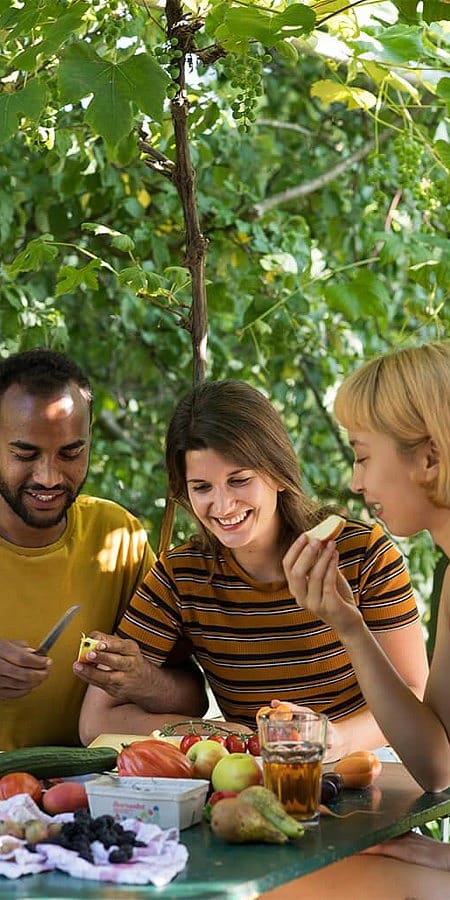 Amis en train de manger