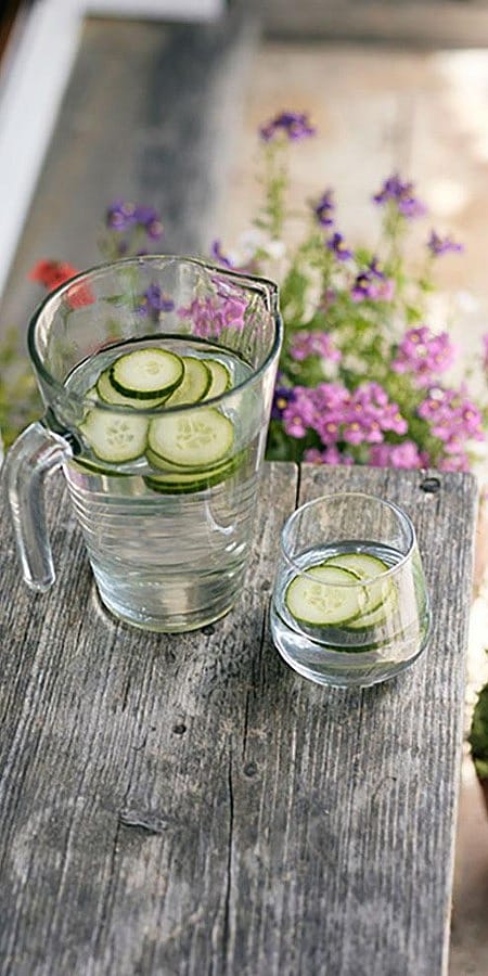 Ein Krug mit Wasser und Gurkenscheiben