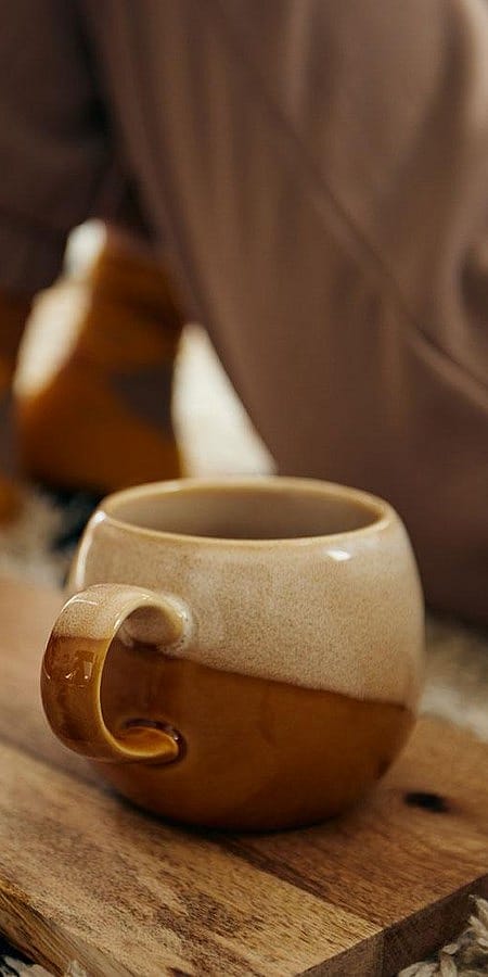 Closeup von einer Frau neben einer Tasse Tee