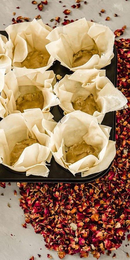 Küchlein leer und Rosenblätter