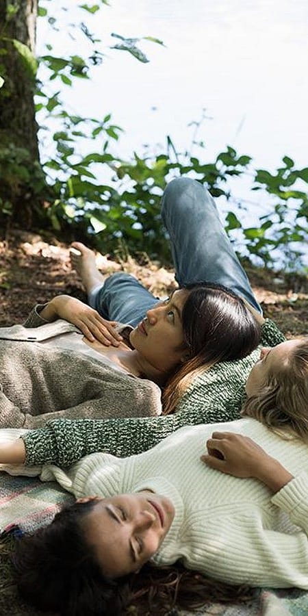 tre ragazze sdraiate nella natura