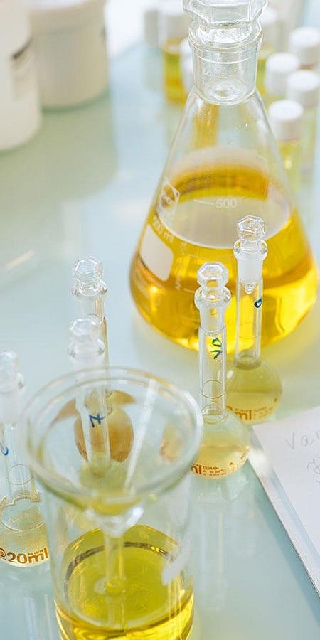 Huiles végétales dans des flacons en verre