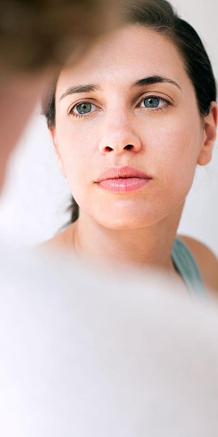 Jeune femme regarde la caméra