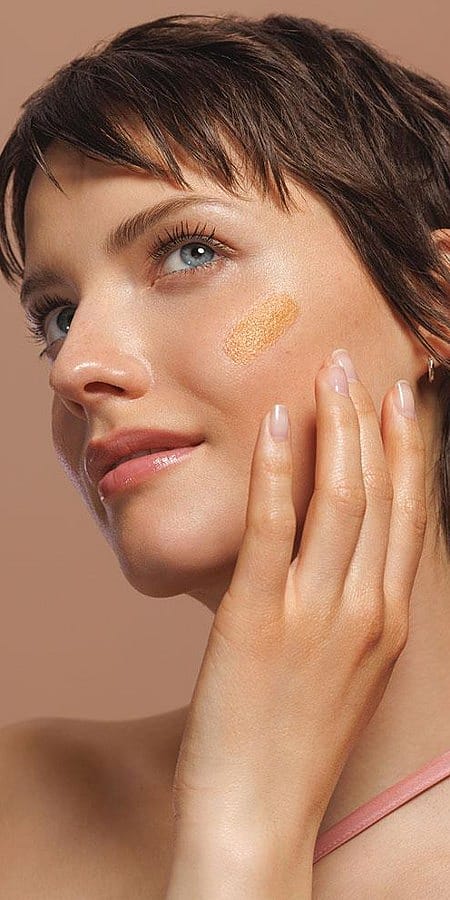 Application of the Bronzing Serum Drops on the skin