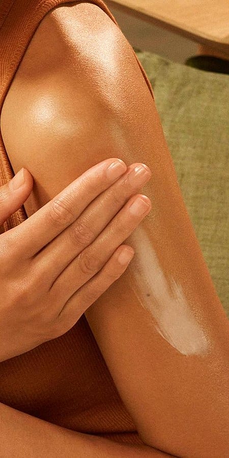 Dettaglio applicazione della crema sul braccio