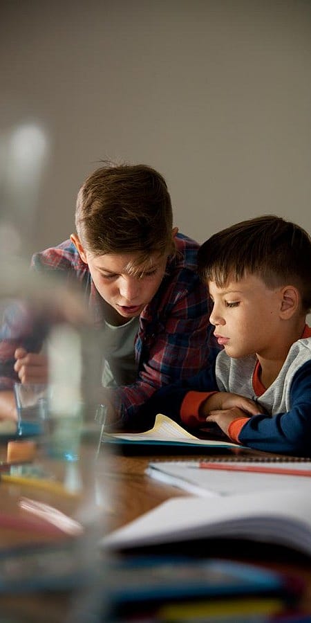 hermano mayor ayuda con deberes