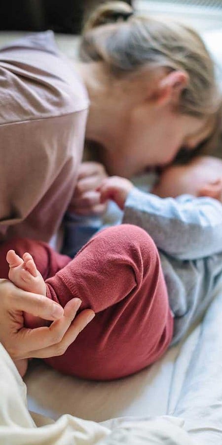 Un momento di coccole tra mamma e neonato