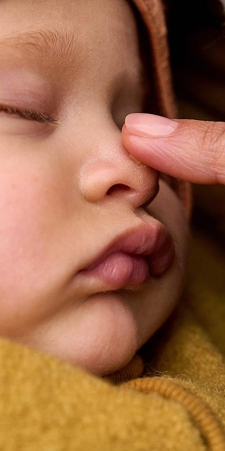 Närbild på sovande bebis