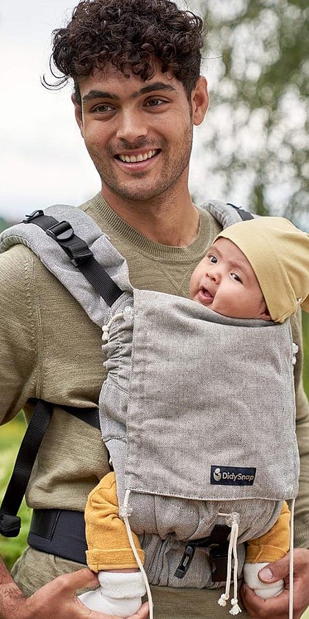 Papà tiene il bambino neonato al petto