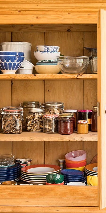 Küchenschrank mit Geschirr und Esswaren