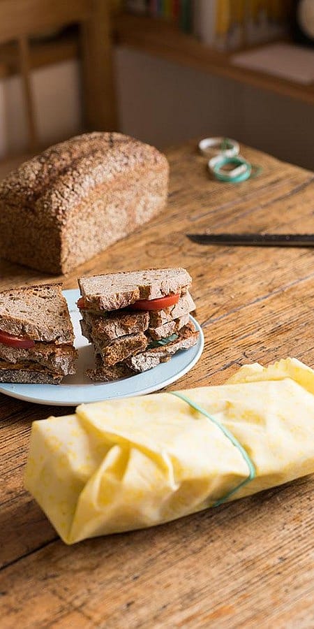 Sandwiches, Brotlaib auf einem Tisch