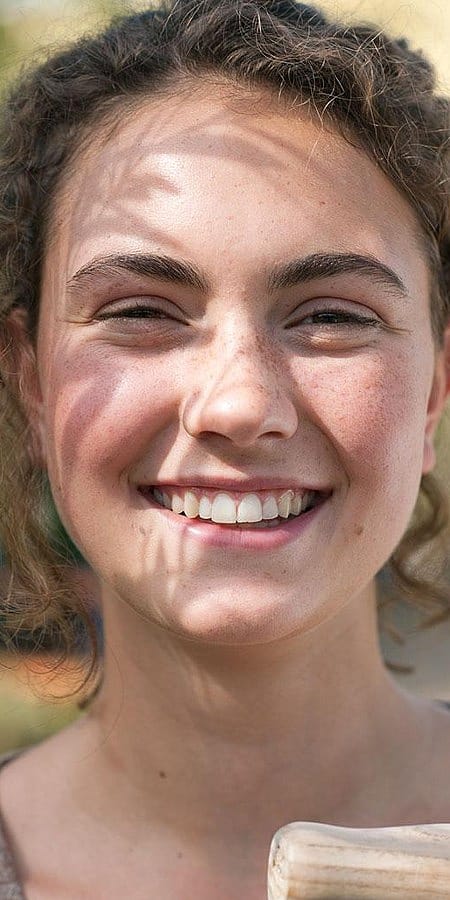 Junge Frau lächelt in die Kamera