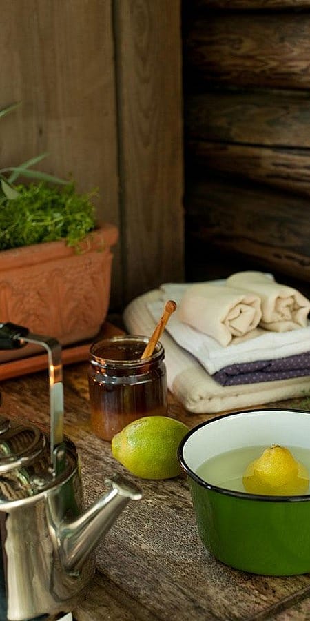 Heisses Wasser und Zitronen