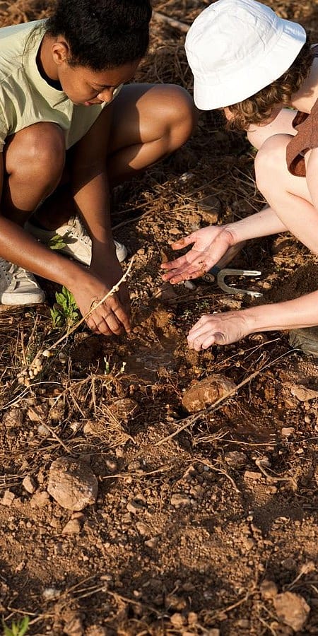 due ragazze che lavorano la terra