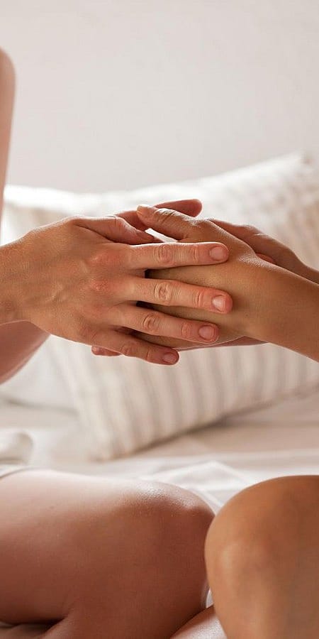 applicazione di un prodotto idratante sulle mani