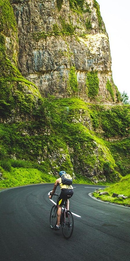 Uomo mentre va in bicicletta in montagna